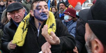 George Simion atacat în timpul manifestațiilor de la Iași. A fost mânjit cu cerneală pe față