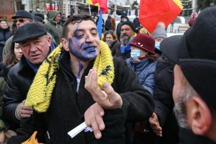 George Simion atacat în timpul manifestațiilor de la Iași. A fost mânjit cu cerneală pe față