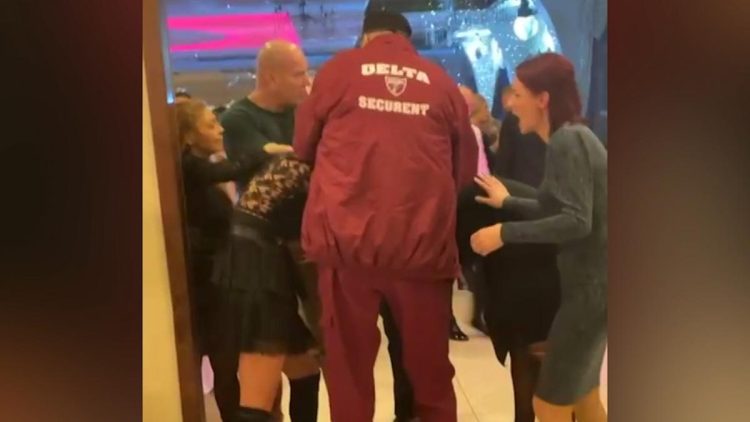 Două femei din Vișeu de Sus și-au împărțit pumni și picioare la petrecere de Revelion. VIDEO