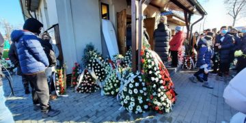 „Raisa mea, fetița mea!”. Copila ucisă pe trecere de mașina poliţiei, înmormântată în sicriu alb
