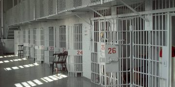 Tentativă de omor la penitenciarul Gherla. Un deţinut a încercat să ucidă un poliţist cu un ciob de oglindă