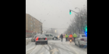 Baia Mare între nea și accidente. Trafic blocat în zona Meda