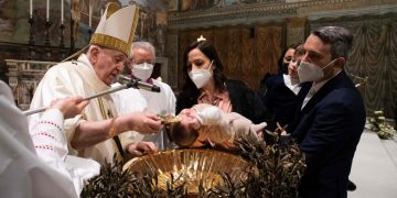 Îndemnul Papei Francisc după ce a botezat 16 copii: „Părinții și nașii să păstreze identitatea creștină a copiilor botezați”