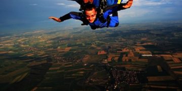 Cursuri gratuite organizate de către Aeroclubul României pentru obținerea licenței de parașutist