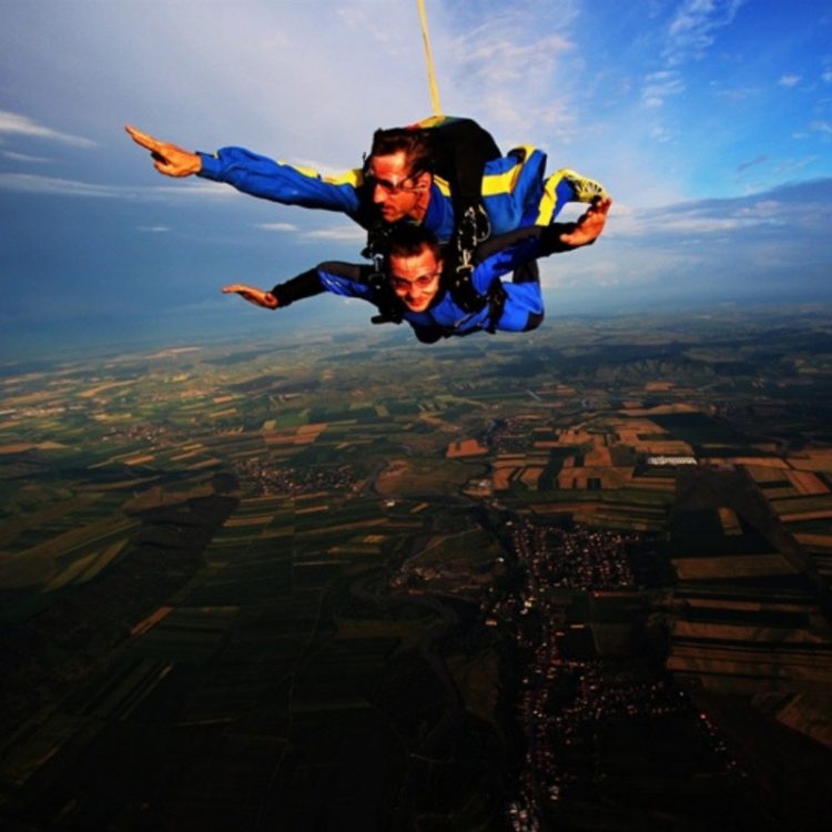 Cursuri gratuite organizate de către Aeroclubul României pentru obținerea licenței de parașutist