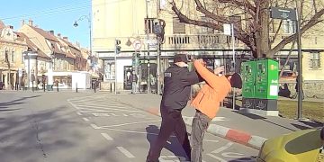 Polițist filmat când bate un om al străzii pentru că nu purta mască – video