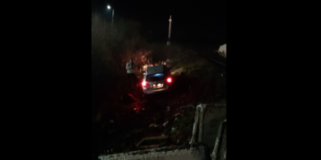 Accident la biserica din Hideaga. Șoferul unui autoturism a trecut printr-un parapet de beton și a parcat în șanț