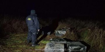 De frica poliţiştilor de frontieră doi ucraineni şi-au abandonat coletele cu 7.500 pachete ţigări şi au luat-o la fugă