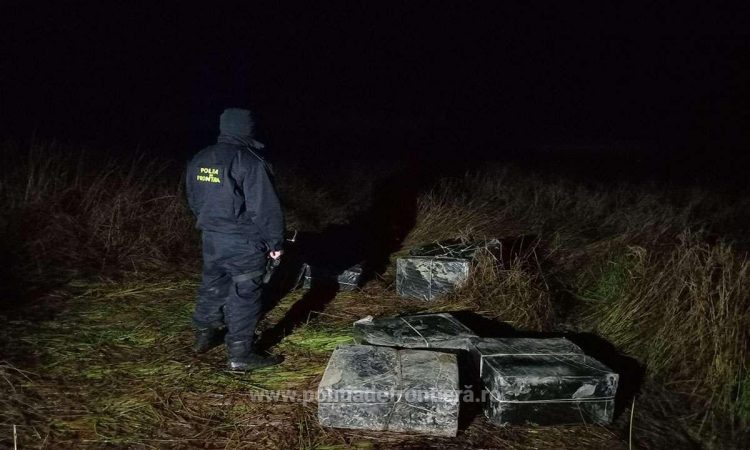 De frica poliţiştilor de frontieră doi ucraineni şi-au abandonat coletele cu 7.500 pachete ţigări şi au luat-o la fugă