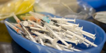 Mită de 100.000 de euro pentru vaccinare la chiuvetă, într-un cabinet medical. Implicat şi un ambulanţier