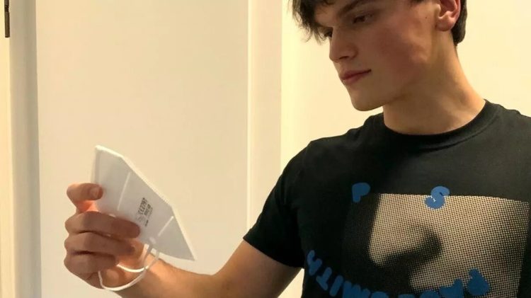 UN TÂNĂR DIN BERBEŞTI, inventatorul măştii de protecție care anunță când nu mai filtrează eficient