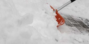 Trei băimăreni au curăţat zăpada unui bătrân de 77 ani, apoi l-au tâlhărit