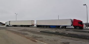 Semiremorci cu rezervoare artizanale, pline cu motorină, confiscate în PTF Halmeu