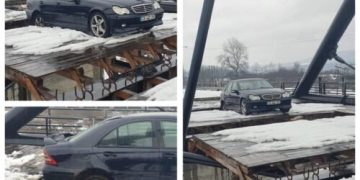Urmărire ca-n filme. Pentru a scăpa de poliţişti, şoferul unui Mercedes a vrut să treacă peste podul în construcție de peste Someș. O tânără s-a aruncat din mașină
