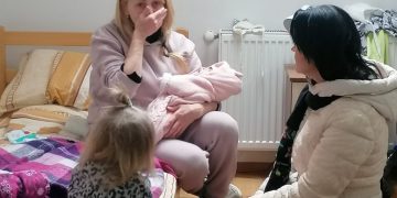 Copilaşul din braţele uneia dintre mămici are doar două săptămâni. Mama lui a fugit din Ucraina și a ajuns în Sighet