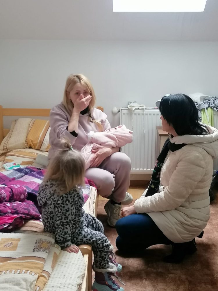 Copilaşul din braţele uneia dintre mămici are doar două săptămâni. Mama lui a fugit din Ucraina și a ajuns în Sighet