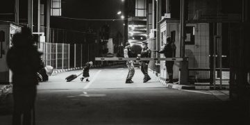 Imaginea războiului din Ucraina, la granița României: o fetiță trage după ea un geamantan, fugind din calea armelor