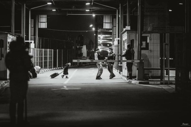 Imaginea războiului din Ucraina, la granița României: o fetiță trage după ea un geamantan, fugind din calea armelor