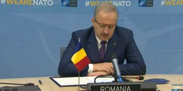 De râsul Europei: Vasile Dîncu abia citește un text în engleză, la Bruxelles