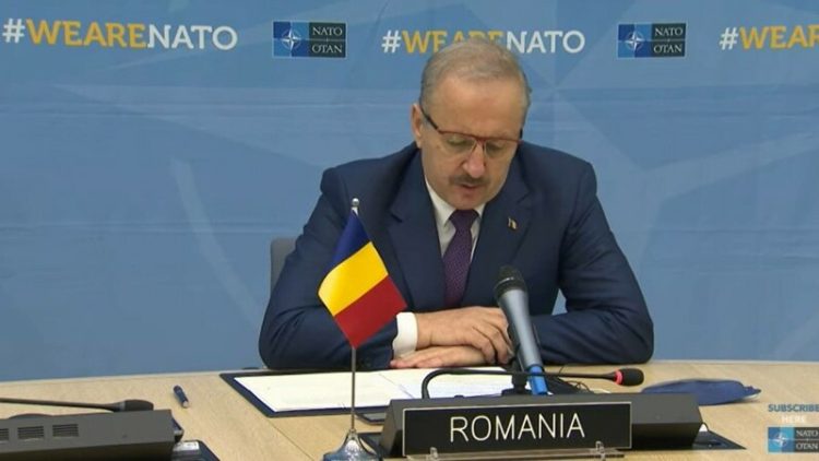 De râsul Europei: Vasile Dîncu abia citește un text în engleză, la Bruxelles