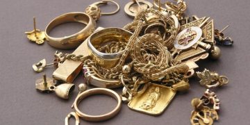 Doi sârbi care au încercat să vândă bijuterii „din aur“ la un amanet din Baia Mare au fost reținuți pentru 24 de ore 