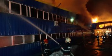 O hala de la Taparo a luat foc. Noua echipaje de pompieri se luptă cu flăcările