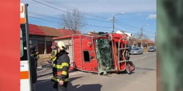 O maşină de pompieri s-a răsturnat, după ce a fost implicată într-un accident