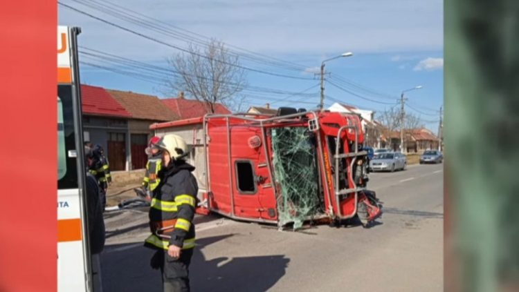 O maşină de pompieri s-a răsturnat, după ce a fost implicată într-un accident