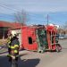 O maşină de pompieri s-a răsturnat, după ce a fost implicată într-un accident