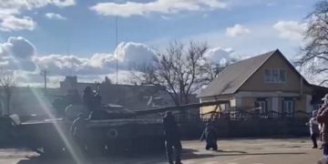 Ucrainenii încearcă să oprească tancurile rusești cu propriile trupuri