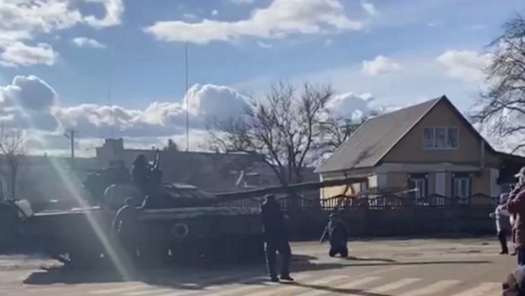 Ucrainenii încearcă să oprească tancurile rusești cu propriile trupuri