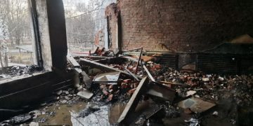 O grădiniță din nordul Ucrainei, distrusă de obuze trase de militari ruși