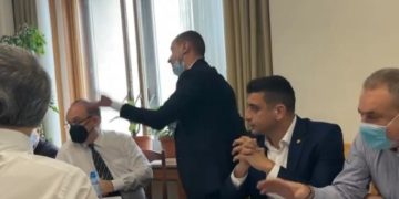 Alfred Simonis, șeful deputaților PSD: „Poate te întind pe aici pe jos! Zi-i maimuței să plece!” Cine e mai extremist PSD sau AUR?