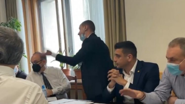 Alfred Simonis, șeful deputaților PSD: „Poate te întind pe aici pe jos! Zi-i maimuței să plece!” Cine e mai extremist PSD sau AUR?