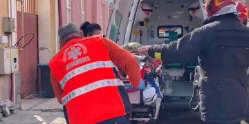 Accident de muncă pe strada Monetăriei. Trei bărbaţi răniţi grav după au fost prinși sub greutatea unui zid pe care l-au spart