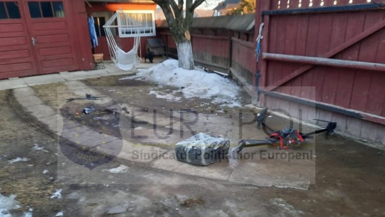 O dronă care transporta țigări de contrabandă a aterizat în curtea unei femei