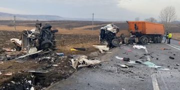 Carnagiu pe o șosea. ȘAPTE MORȚI după ce un camion, o ambulanţă și un autoturism s-au ciocnit violent – FOTO
