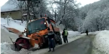 Un utilaj de deszăpezire a ajuns în şanţ la Băiuţ – FOTO, VIDEO