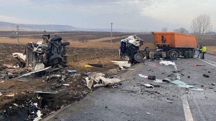 Carnagiu pe o șosea. ȘAPTE MORȚI după ce un camion, o ambulanţă și un autoturism s-au ciocnit violent – FOTO