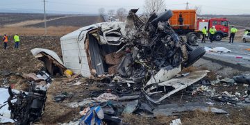 Carnagiu pe o șosea. ȘAPTE MORȚI după ce un camion, o ambulanţă și un autoturism s-au ciocnit violent – FOTO