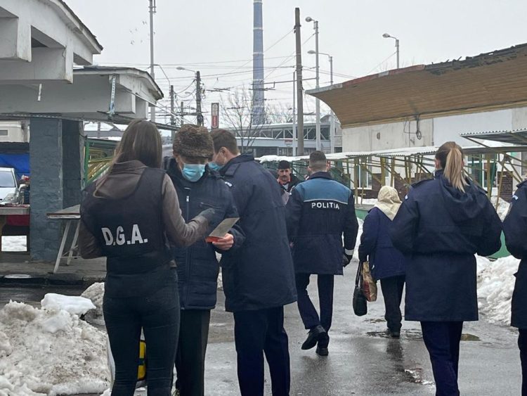 Poliţiştii Anticorupţie împreună cu studenții Academiei de Poliție, activităţi preventive în Piaţa Izvoare