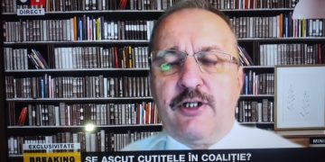 Vasile Dîncu a apărut cu o bibliotecă falsă pe fundal în timpul unei intervenții la TV. Ce l-a dat de gol pe „intelectualul PSD”