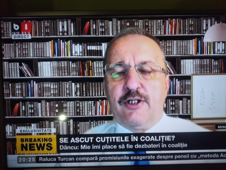 Vasile Dîncu a apărut cu o bibliotecă falsă pe fundal în timpul unei intervenții la TV. Ce l-a dat de gol pe „intelectualul PSD”