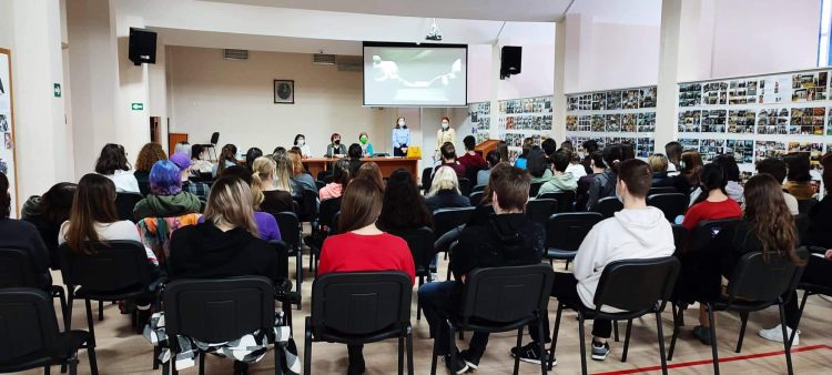 100 de elevi de la „Lucaciu” au ascultat mărturia lui Robert, un fost consumator de droguri, în cadrul proiectului Zbor spre infern