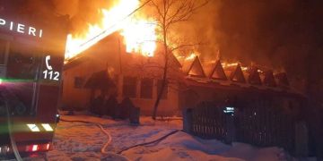 GALERIE FOTO: Arde Cabana Usturoiu!