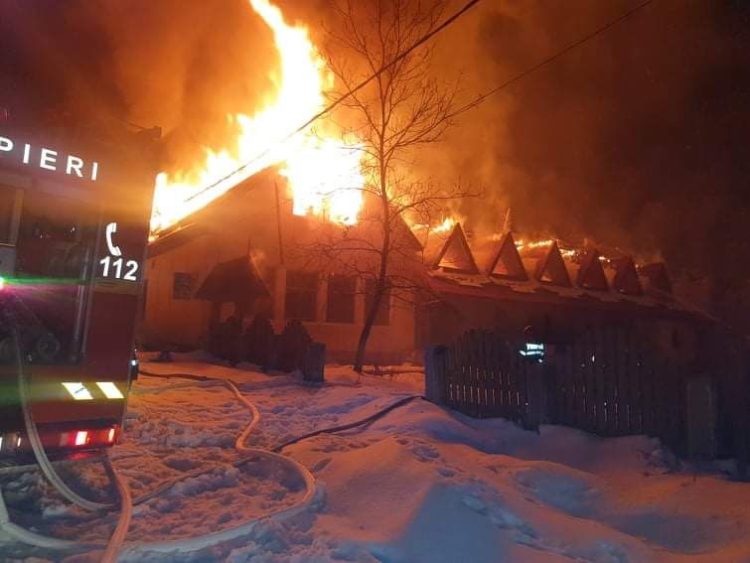 GALERIE FOTO: Arde Cabana Usturoiu!