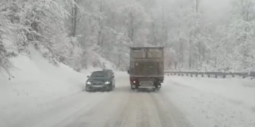 Trafic rutier în condiţii de iarnă. Pasul Gutâi este blocat. VIDEO