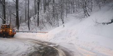 Avalanşă pe DN 18, TIR-uri blocate în Pasul Gutâi