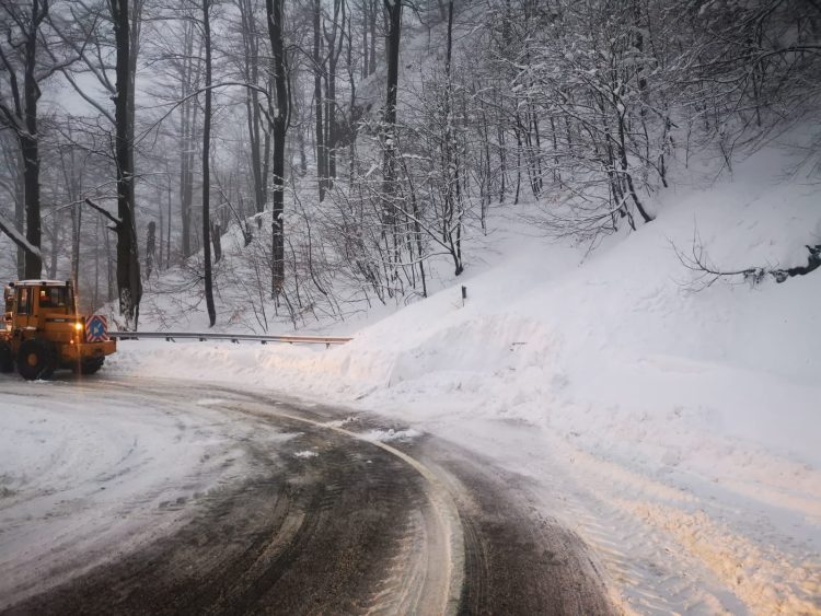 Avalanşă pe DN 18, TIR-uri blocate în Pasul Gutâi
