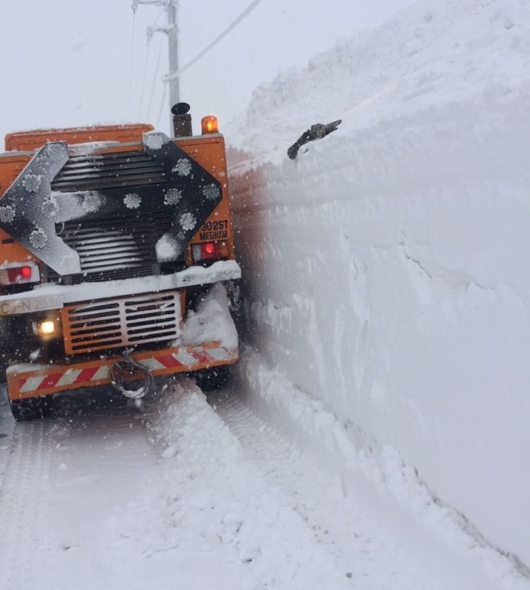Află cum este vremea şi cum se circulă în judeţ. Se acţionează cu freza pentru lărgirea părții carosabile în Pasul Gutâi – foto